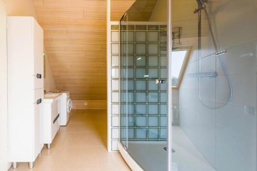 a bathroom with a shower and a glass wall at Villa Bach in Valgeranna