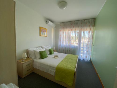 sypialnia z dużym łóżkiem i oknem w obiekcie Gaja w mieście Opatija