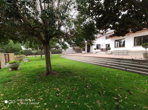 Сад в Villa Blanca con piscina a 15 minutos de Toledo