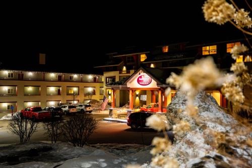 ein Hotel mit nachts auf einem Parkplatz geparkt in der Unterkunft InnSeason Resorts Pollard Brook in Lincoln