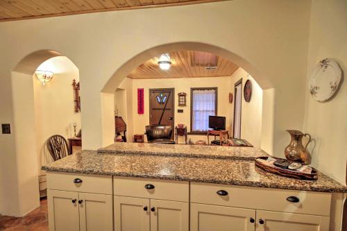 uma cozinha com bancada num quarto em Charming Couples Casita, Walk to Old Mesilla Plaza em Las Cruces