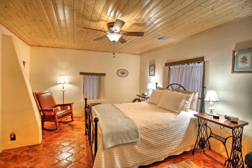 een slaapkamer met een bed en een plafondventilator bij Charming Couples Casita, Walk to Old Mesilla Plaza in Las Cruces