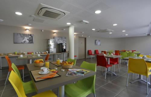 une salle à manger avec une table et des chaises dans l'établissement Vacancéole - Le Terral - Montpellier Sud, à Saint-Jean-de-Védas
