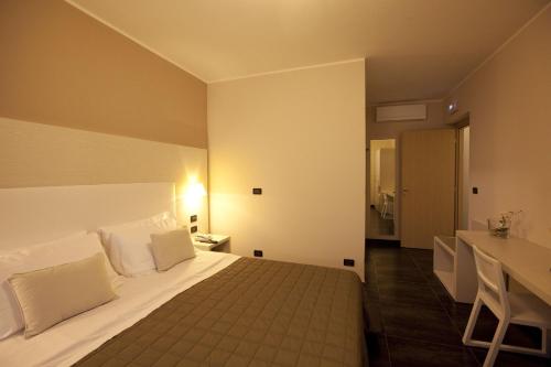 Posteľ alebo postele v izbe v ubytovaní Hotel La Meridiana