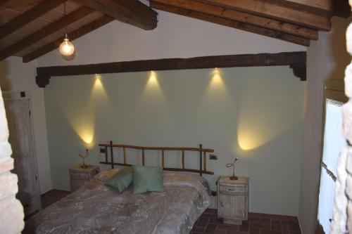 1 dormitorio con 1 cama y luces en la pared en Selva degli Ulivi, en Foiano della Chiana