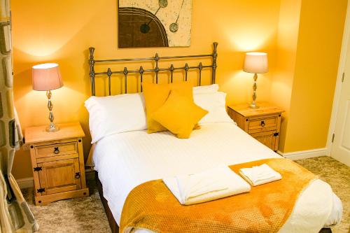 Una cama o camas en una habitación de The Shoulder Of Mutton Inn
