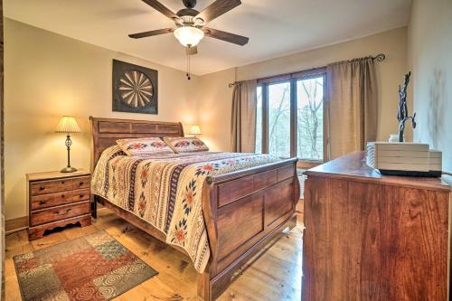 ein Schlafzimmer mit einem Bett, einer Kommode und einem Fenster in der Unterkunft Rustic Big Canoe Condo with Lake, Golf Course Access in Jasper