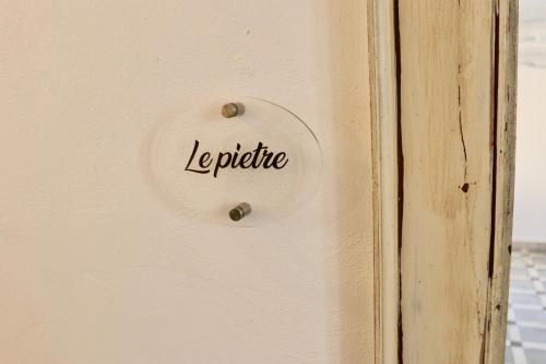 a lightswitch with the word keptic on a wall at Aria di Vico Aparthotel in Vico del Gargano