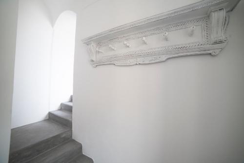 a white stair case with a white wall at Aria di Vico Aparthotel in Vico del Gargano