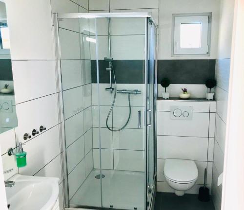ein Bad mit einer Dusche und einem WC in der Unterkunft Ferienhaus Kastanienallee in Meiningen