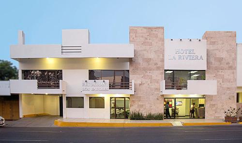 a building in the middle of a street at Hotel La Riviera in Culiacán