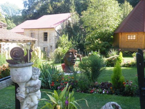 a statue in the middle of a garden at kotas-Esprit Nordique in Balaives-et-Butz