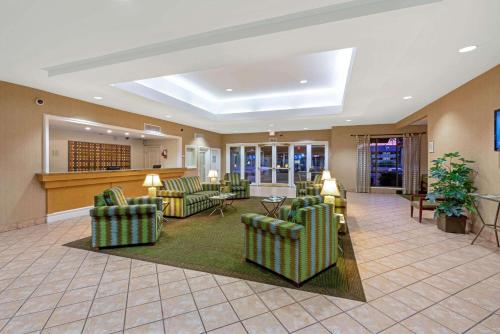 eine Lobby mit Sofas und Stühlen in einem Gebäude in der Unterkunft La Quinta Inn by Wyndham Phoenix North in Phoenix