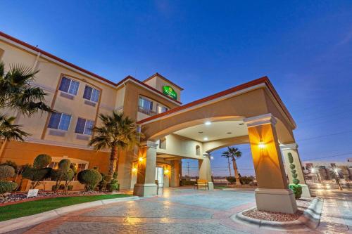a hotel with a sign on the front of it at La Quinta by Wyndham Cd Juarez Near US Consulate in Ciudad Juárez