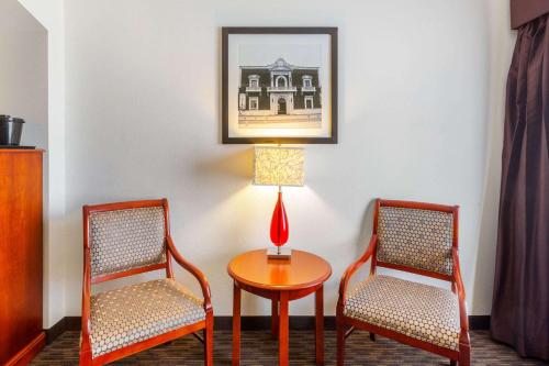 two chairs and a table with a lamp in a room at La Quinta by Wyndham Cd Juarez Near US Consulate in Ciudad Juárez