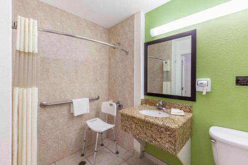 uma casa de banho com um lavatório e um espelho em La Quinta by Wyndham Cd Juarez Near US Consulate em Ciudad Juárez