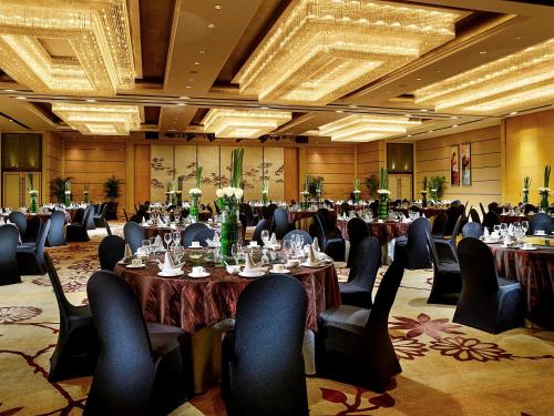 a large banquet hall with tables and chairs at Enlux Hotel in Jinan
