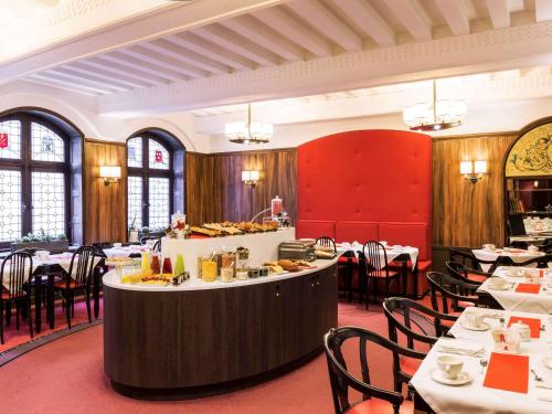 Een restaurant of ander eetgelegenheid bij Hotel Carlton Lyon - MGallery Hotel Collection