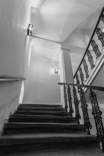 a staircase in a building with a bunch of stairs at Stará Škola Hedeč in Králíky