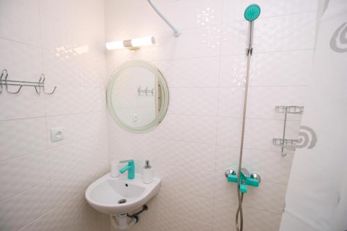a bathroom with a toilet and a sink and a shower at Квартира біля центральної площі Перспективна 22 in Oleksandriya