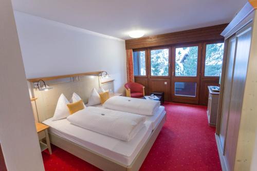 A bed or beds in a room at Hotel Neuwirt