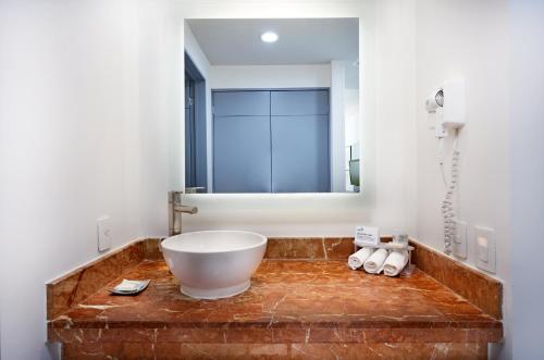 a bathroom with a large tub and a mirror at Holiday Inn Express Villahermosa by IHG in Villahermosa