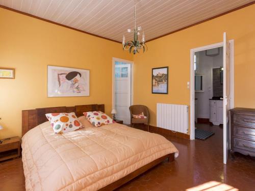 - une chambre avec un grand lit et des murs jaunes dans l'établissement Villa in Frejus with Private Pool & Beach Nearby, à Fréjus