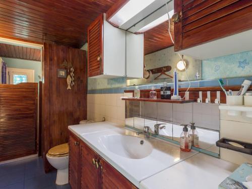 une salle de bain avec un lavabo et des toilettes dans l'établissement Villa in Frejus with Private Pool & Beach Nearby, à Fréjus