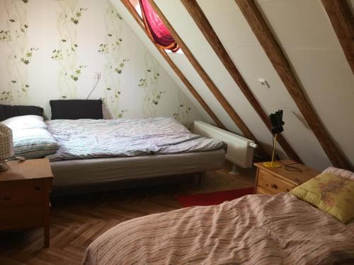 1 dormitorio con 2 camas en un ático en CASA-Li old Farmhouse, en Tengen
