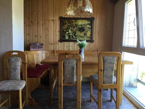 comedor con mesa de madera y sillas en CASA-Li old Farmhouse, en Tengen