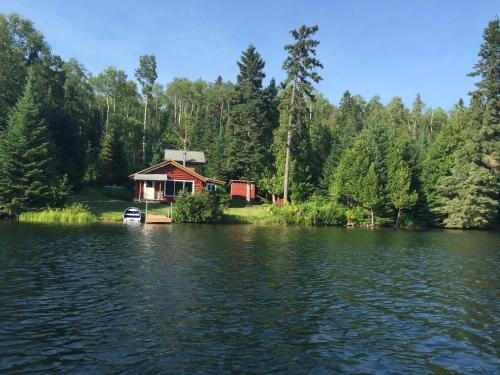 a cabin on the shore of a lake at Kan-à-Mouche Pourvoirie Auberge et Chalets in Saint-Michel-des-Saints