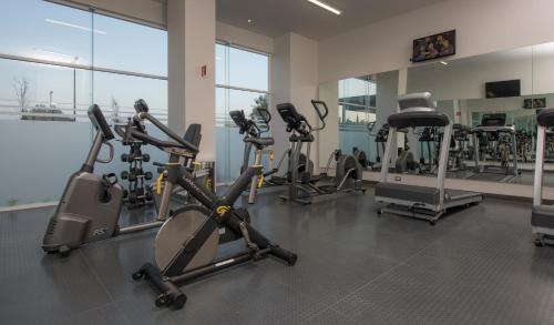 Gimnasio o instalaciones de fitness de Microtel Inn & Suites by Wyndham Irapuato