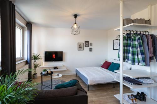 - un salon avec un lit et un canapé dans l'établissement Marvlex #1 - Studio mit WIFI und NETFLIX, à Celle