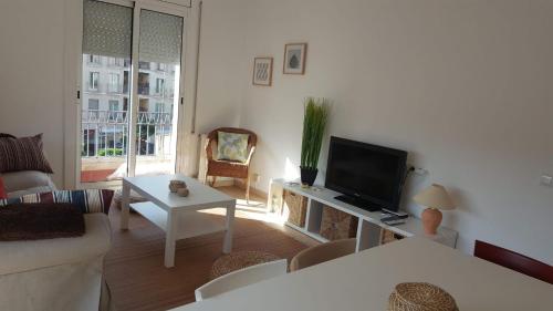 Televízia a/alebo spoločenská miestnosť v ubytovaní Precioso apartamento a menos de 100m de la playa