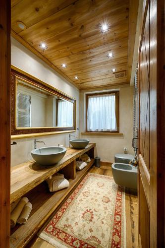 a bathroom with two sinks and two toilets at Le Reve Charmant in Aosta