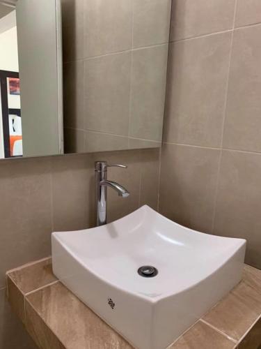 La salle de bains est pourvue d'un lavabo blanc et d'un miroir. dans l'établissement Hotel Diez, à Tampico