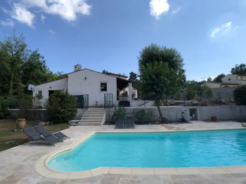 une piscine devant une maison dans l'établissement Villa des Pies, à Fayence