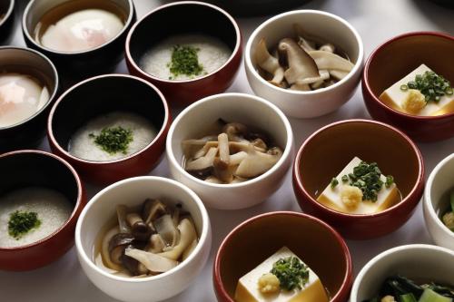 un grupo de pequeños tazones de comida sobre una mesa en Dormy Inn Kurashiki Natural Hot Spring, en Kurashiki