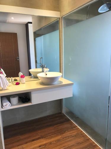 a bathroom with two sinks and a mirror at Yadua Bay Resort & Villas in Yandua