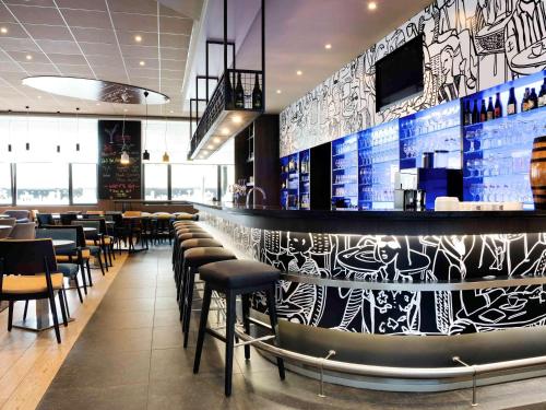 Un restaurante o sitio para comer en ibis Hotel Brussels Centre Gare du Midi