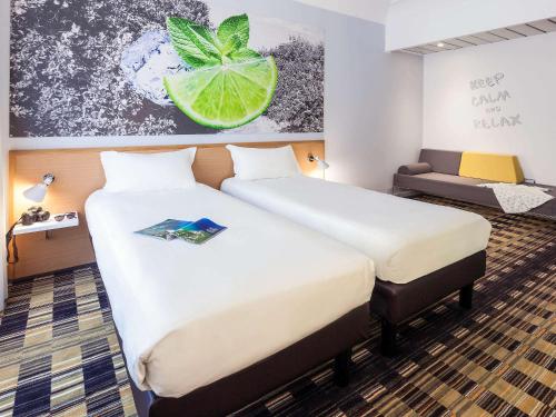 Giường trong phòng chung tại Ibis Styles Napoli Garibaldi