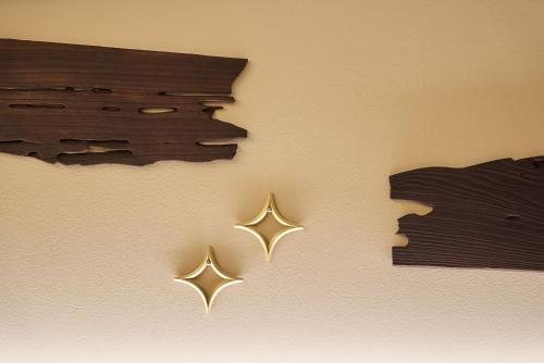 a wall with three gold stars on it at 凜庵 LIAN_KANAZAWA in Kanazawa