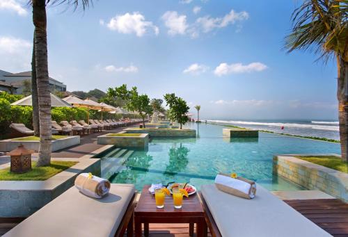 Bazén v ubytování The Seminyak Beach Resort & Spa nebo v jeho okolí