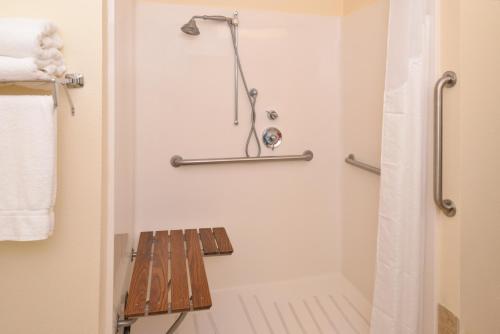 Ванная комната в Holiday Inn Express St Croix Valley, an IHG Hotel