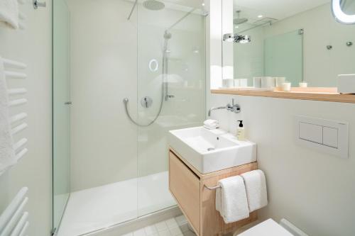 a bathroom with a sink and a shower at Vier Häuser in Norderney