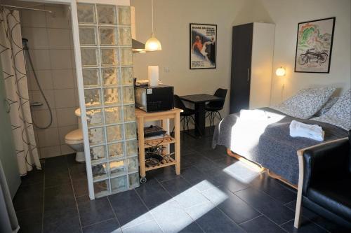 a small bedroom with a bed and a bathroom at Kerteminde Byferie - Hyrdevej 83, 85K in Kerteminde