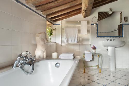 a white bathroom with a tub and a sink at Tenuta Le Pianore in Cinigiano