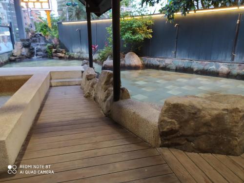 einen Pool in einem Gebäude mit einem Brunnen in der Unterkunft Slow Wow Hot Spring Hotel in Jiaoxi