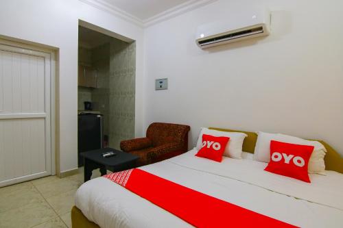 Łóżko lub łóżka w pokoju w obiekcie Qumra Furnished Apartments