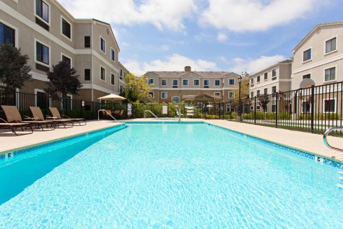 Bazén v ubytování Staybridge Suites Irvine East/Lake Forest by IHG nebo v jeho okolí